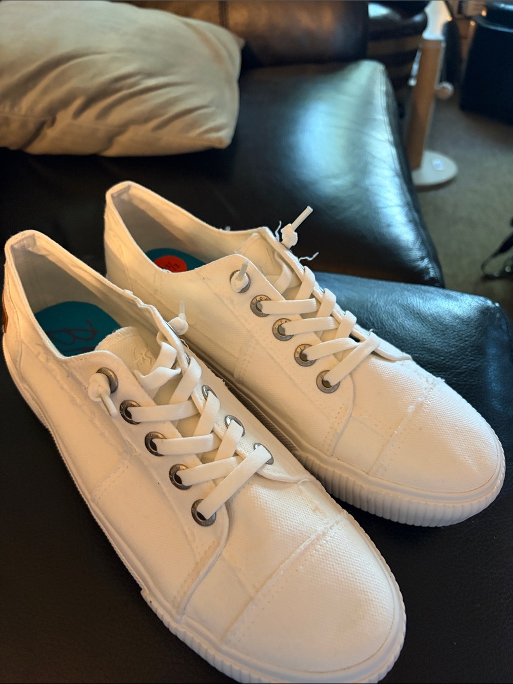 Size 9.5 white blowfish Malibu sneakers